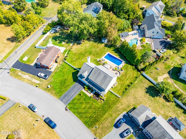 2 Winding Creek Way, Colonie, NY 12047