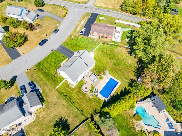 2 Winding Creek Way, Colonie, NY 12047