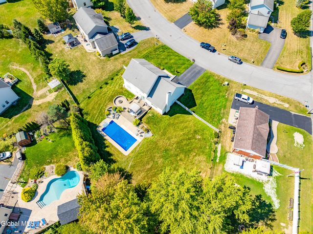 2 Winding Creek Way, Colonie, NY 12047