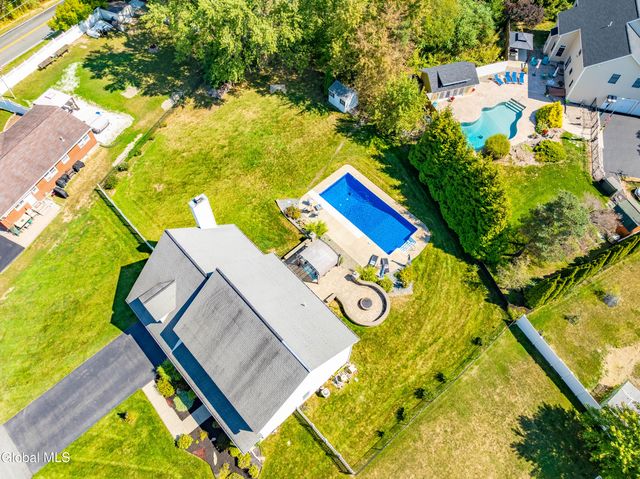 2 Winding Creek Way, Colonie, NY 12047