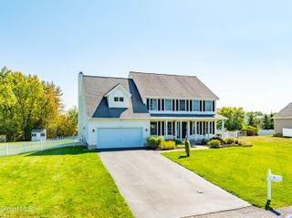 2 Winding Creek Way, Colonie, NY 12047