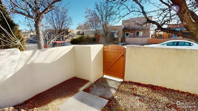 3912 Los Milagros, Santa Fe, NM 87507