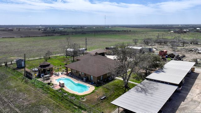 8205 W INTERSTATE 10, Seguin, TX 78155