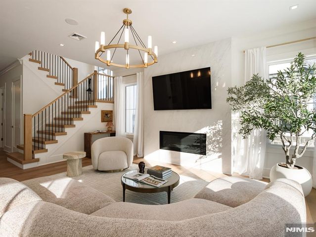 16-18 Paris Avenue 14, Rockleigh, NJ 07647