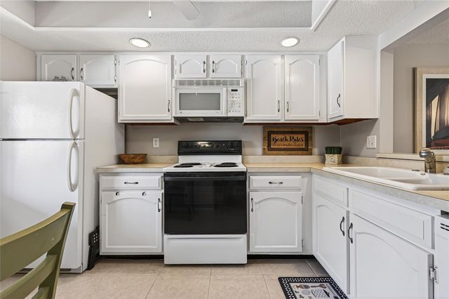 360 THREE LAKES LANE J, Venice, FL 34285
