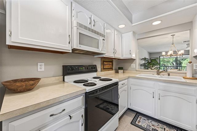360 THREE LAKES LANE J, Venice, FL 34285
