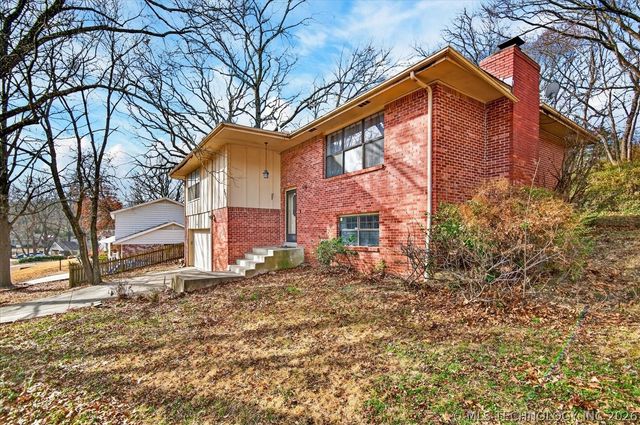 809 Whippoorwill Court, Bartlesville, OK 74006