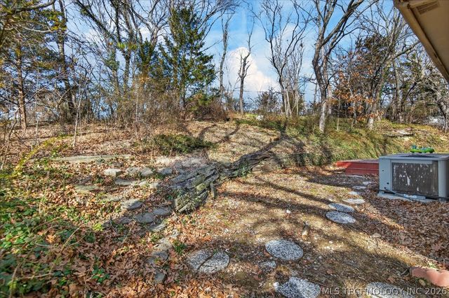 809 Whippoorwill Court, Bartlesville, OK 74006