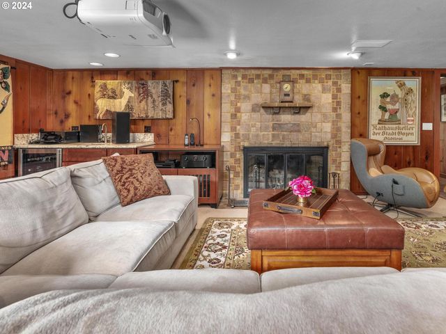 758 Nw POWHATAN Ter, Portland, OR 97210