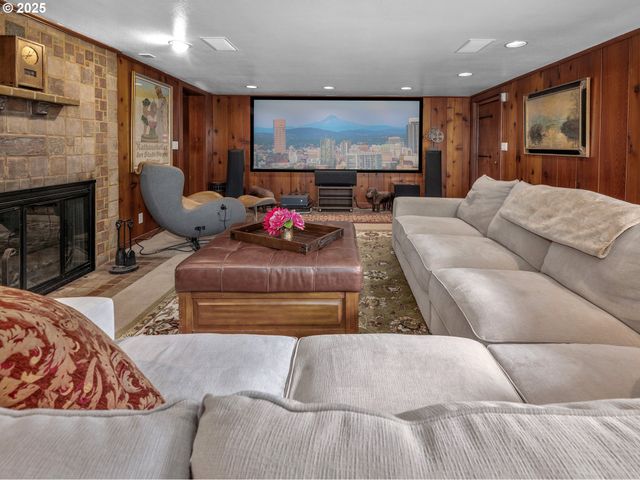 758 Nw POWHATAN Ter, Portland, OR 97210