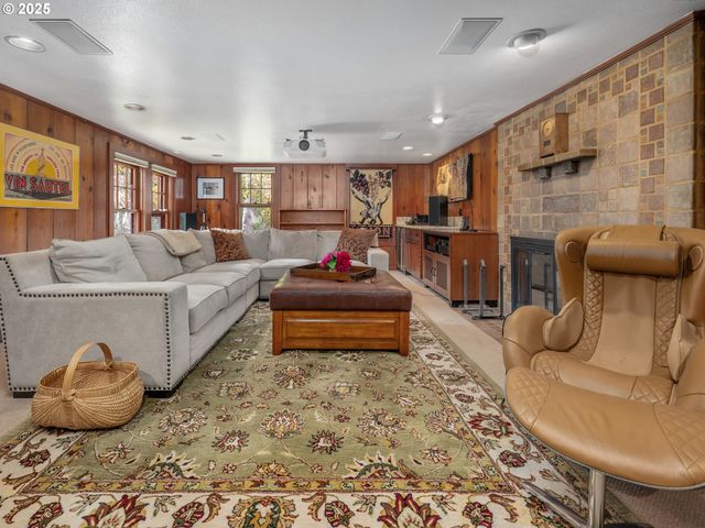 758 Nw POWHATAN Ter, Portland, OR 97210