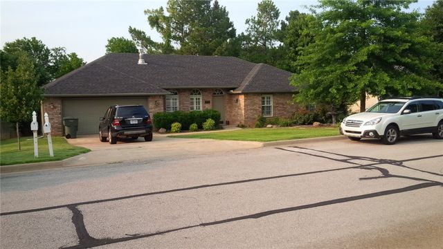 1320 E Ash, Fayetteville, AR 72703