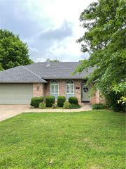 1320 E Ash, Fayetteville, AR 72703