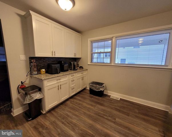 302 IRIS RD, Cherry Hill, NJ 08003