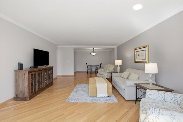 400 Ascot Drive 1E, Park Ridge, IL 60068