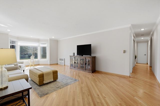 400 Ascot Drive 1E, Park Ridge, IL 60068