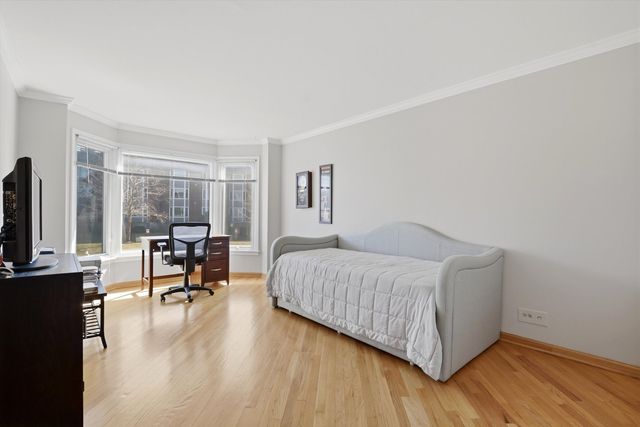 400 Ascot Drive 1E, Park Ridge, IL 60068