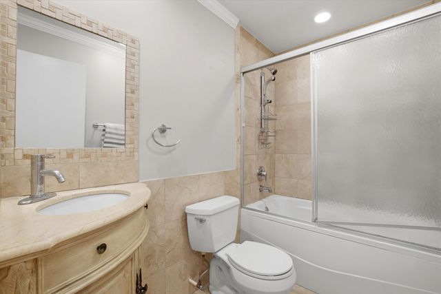 400 Ascot Drive 1E, Park Ridge, IL 60068