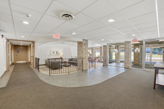 400 Ascot Drive 1E, Park Ridge, IL 60068