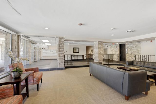 400 Ascot Drive 1E, Park Ridge, IL 60068