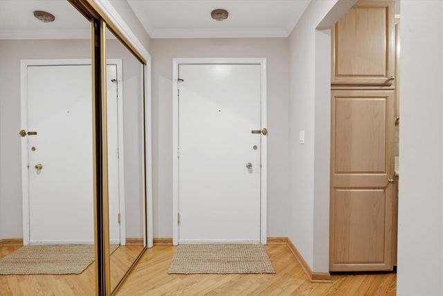 400 Ascot Drive 1E, Park Ridge, IL 60068