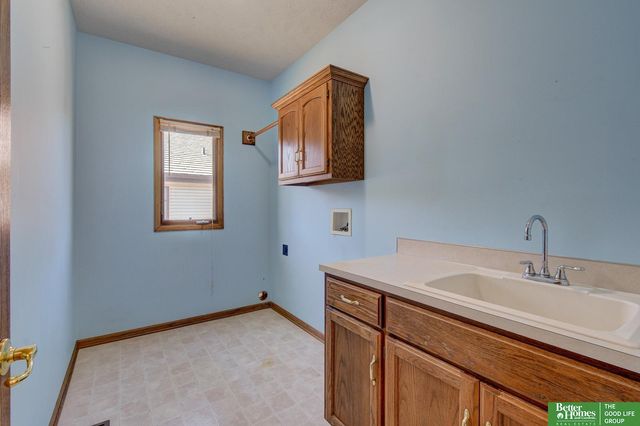 1219 Cork Drive, Papillion, NE 68046