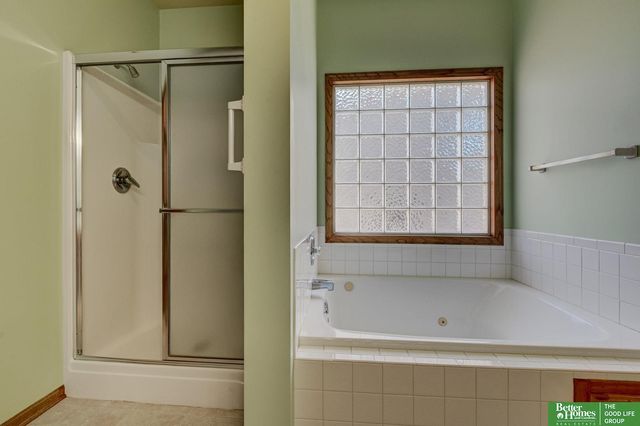 1219 Cork Drive, Papillion, NE 68046