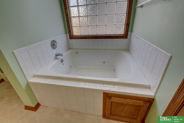 1219 Cork Drive, Papillion, NE 68046