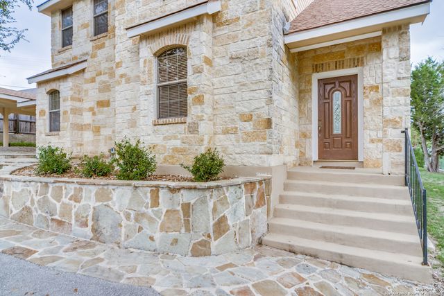 146 Creekview Dr, Canyon Lake, TX 78133