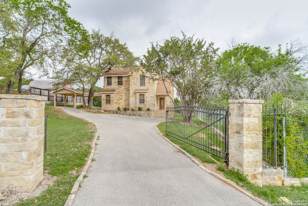 146 Creekview Dr, Canyon Lake, TX 78133
