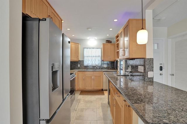 2400 NE 36th Street 10, Lighthouse Point, FL 33064