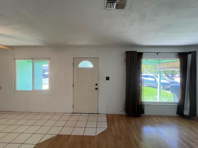 3318 Horseshoe Dr, Sacramento, CA 95821