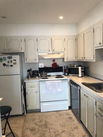 370 Saxony Trail, Delray Beach, FL 33446