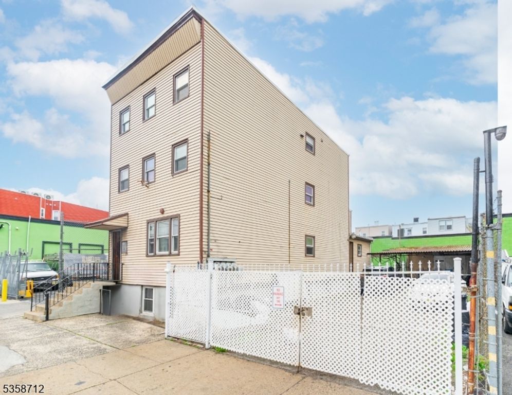 179 Thomas St, Newark City, NJ 07114