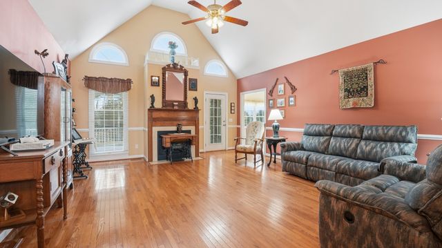 201 Victoria Ct, Tullahoma, TN 37388