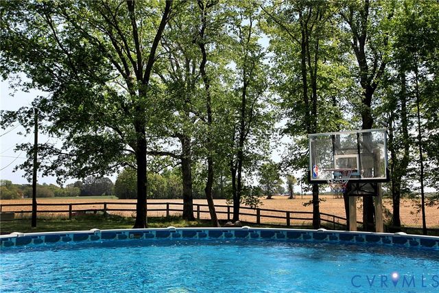 95 Fish Brax Ln, Hague, VA 22469
