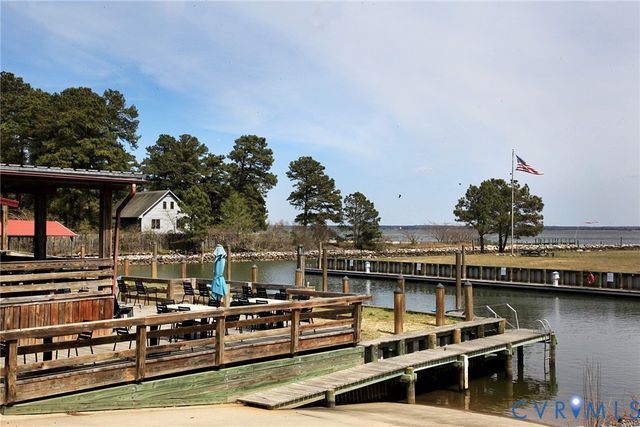 95 Fish Brax Ln, Hague, VA 22469