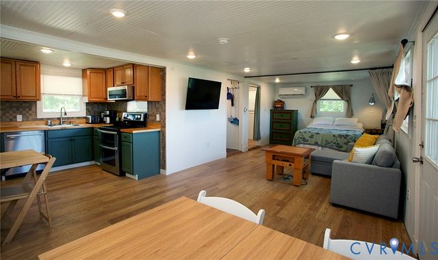 95 Fish Brax Ln, Hague, VA 22469