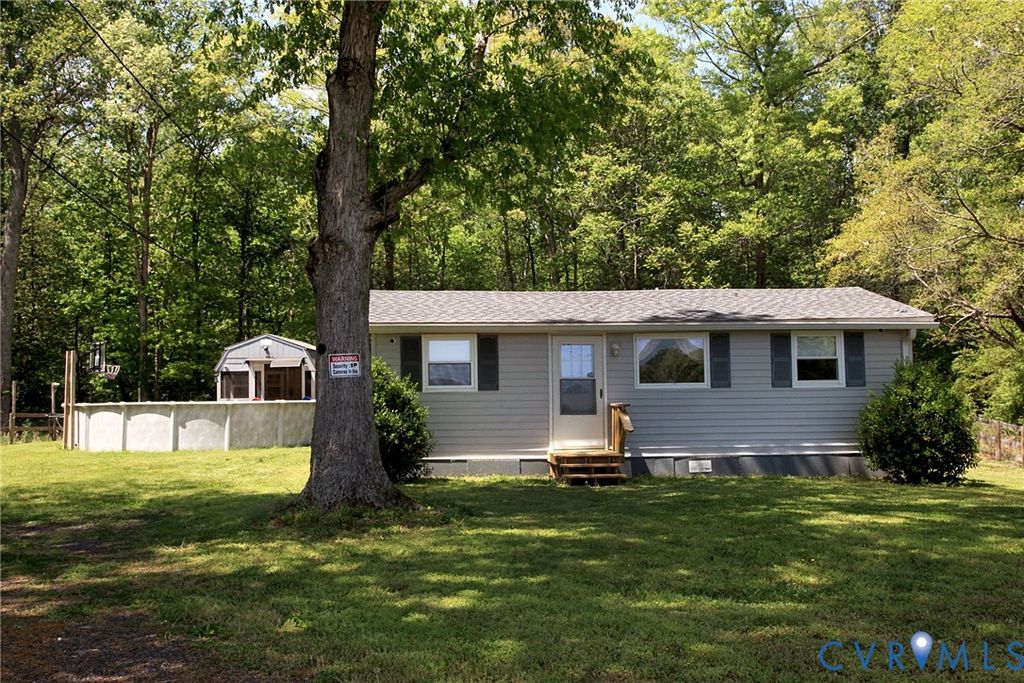 95 Fish Brax Ln, Hague, VA 22469
