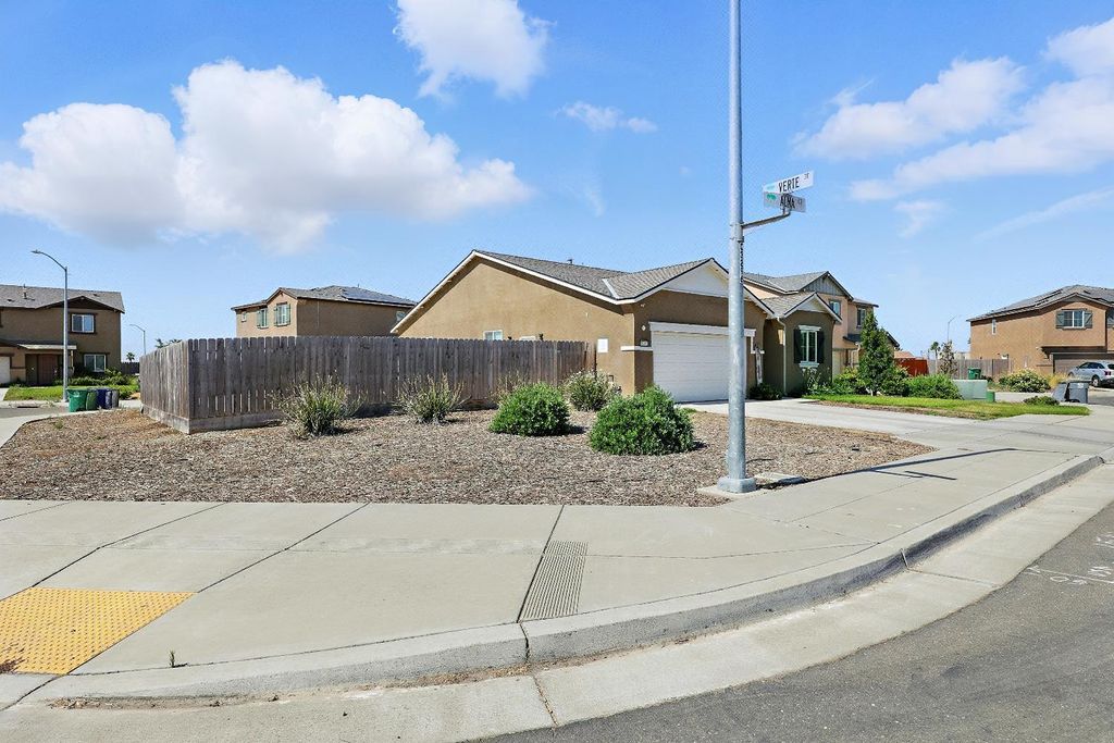 Image 2 of property listing at 1985 Alma Court, Chowchilla, CA 93610
