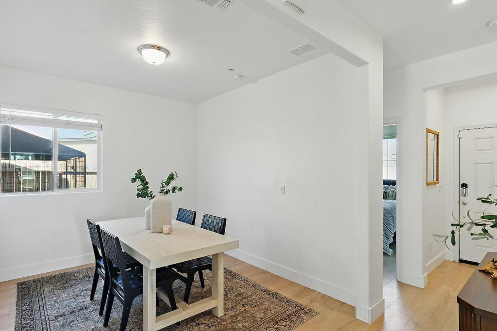 Image 4 of property listing at 1985 Alma Court, Chowchilla, CA 93610
