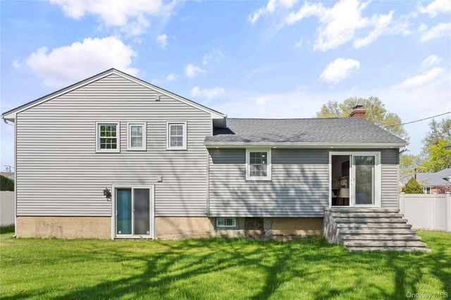 16 Eleanor Road, Plainview, NY 11803
