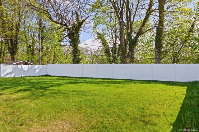 16 Eleanor Road, Plainview, NY 11803
