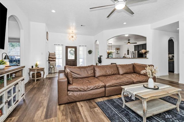 1006 Commons Waterway Drive, Huffman, TX 77336