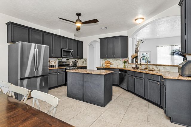 1006 Commons Waterway Drive, Huffman, TX 77336