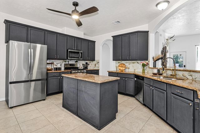 1006 Commons Waterway Drive, Huffman, TX 77336