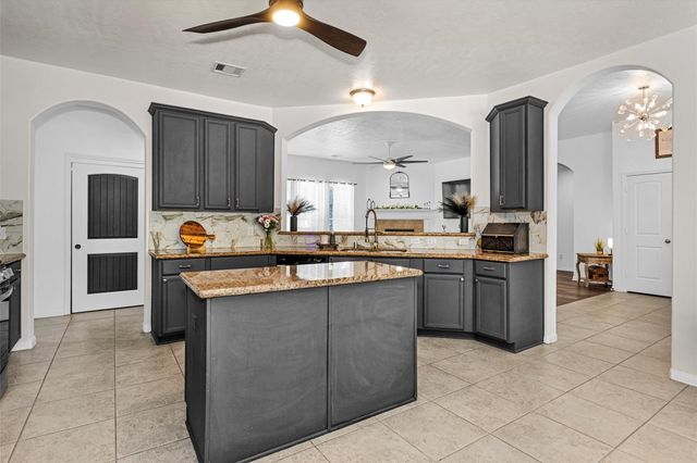 1006 Commons Waterway Drive, Huffman, TX 77336