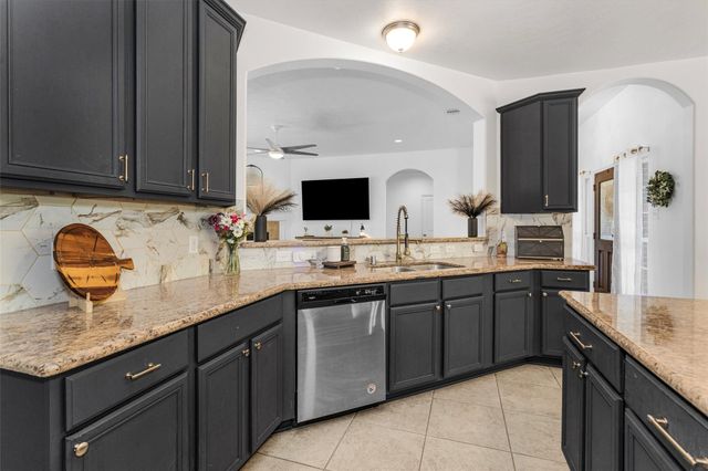 1006 Commons Waterway Drive, Huffman, TX 77336