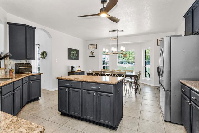 1006 Commons Waterway Drive, Huffman, TX 77336