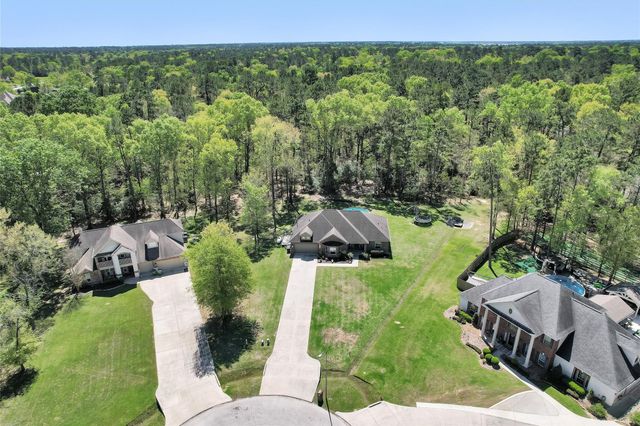 1006 Commons Waterway Drive, Huffman, TX 77336